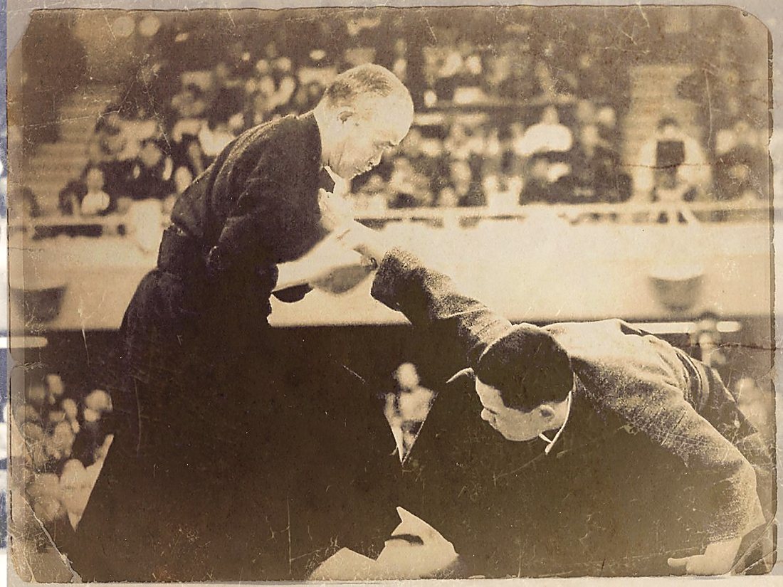 Minaki Saburoji mit Yasumoto Akiyoshi, Menkyo Kaiden der Takagi Ryu